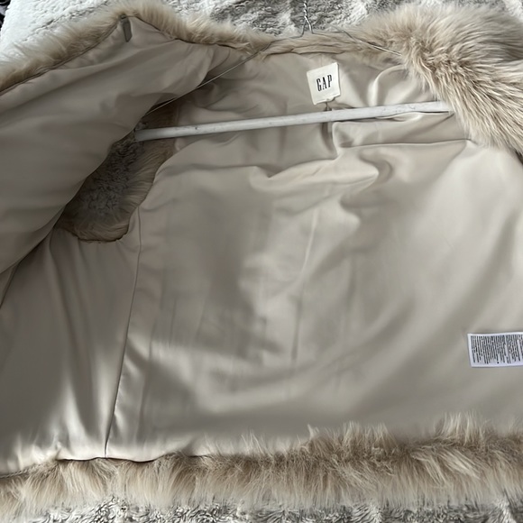 GAP Faux Fur Vest - Picture 5 of 6